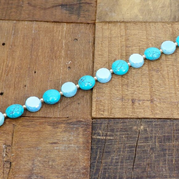 Turquoise color bracelet with turquoise stones, glass beads and small gold beads - Picture 10 of 12